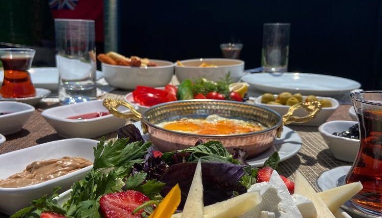 İzmit’te Tadılacak En Meşhur Yemekler: Lezzet Şöleni